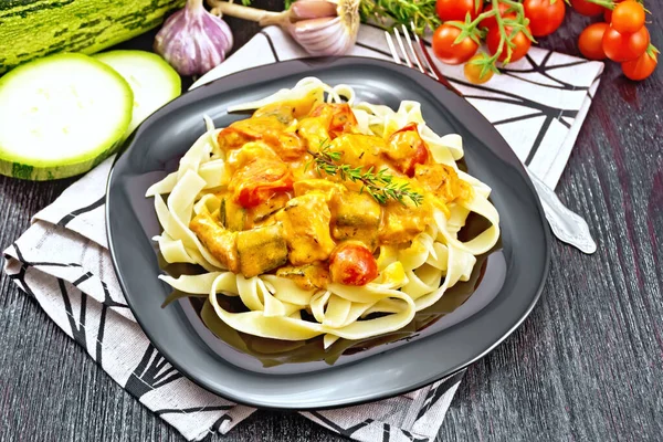 Pasta with goulash in plate on dark board — Stock Photo, Image