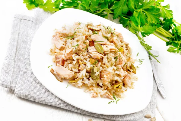 Salada de salmão e arroz em prato a bordo leve — Fotografia de Stock