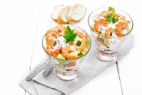 Salad with shrimp and avocado in two glasses on white board — Stock Photo, Image