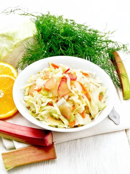Salat mit Kohl und Rhabarber im Teller an Bord — Stockfoto
