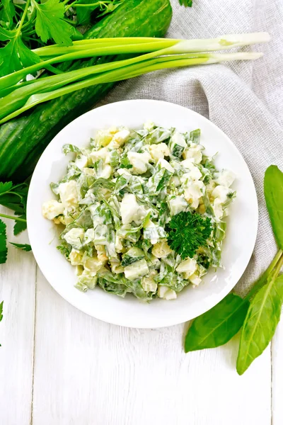 Salade met aardappelen en zuring op houten blad — Stockfoto