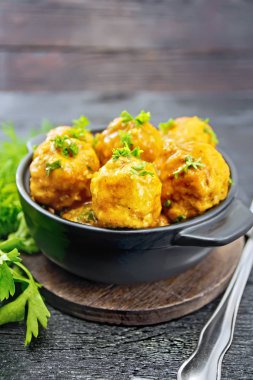 Brezilya 'da köfteler ve içinde yeşiller var.