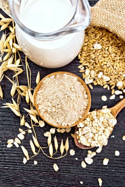 Flour oat in bowl with grain on board top — Stock Photo, Image