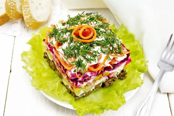 Салат с говядиной и овощами на столе — стоковое фото
