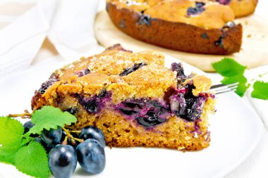 Siyah üzümlü, ballı, nane şekerli ve tabakta bir çatal, açık tahta arka planda bir peçete.