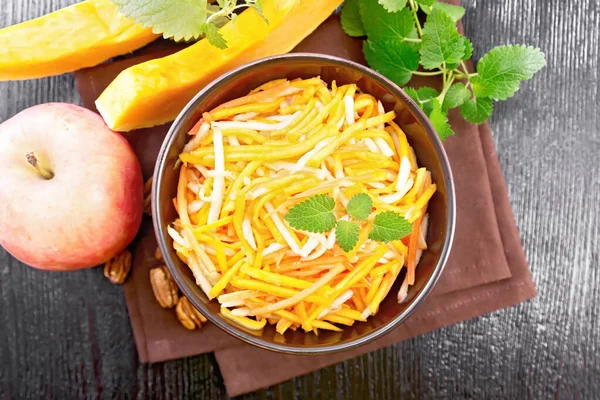 Ensalada Calabaza Zanahoria Manzana Con Pacanas Sazonadas Con Aceite Vegetal — Foto de Stock