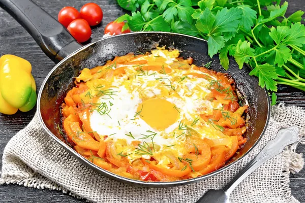 Huevos Fritos Con Tomates Pimiento Dulce Cebollas Hierbas Una Sartén —  Fotos de Stock