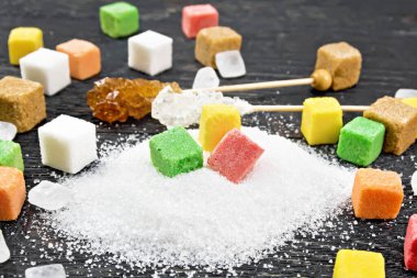 Beyaz, kahverengi, pembe, yeşil, sarı ve farklı şekillerde ahşap bir arka grubunda
