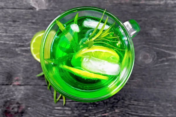 Tárkonyos Limonádé Jéggel Lime Szeletek Estragon Sprigs Egy Serlegben Egy — Stock Fotó