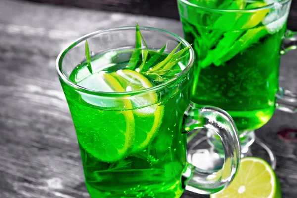 Limonata Dragoncello Con Rametti Estragone Fette Calce Ghiaccio Due Calici — Foto Stock