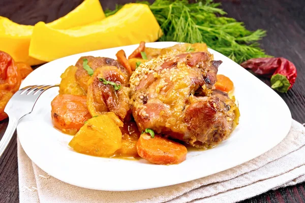 Hühnereintopf Mit Kürbis Getrockneten Aprikosen Karotten Und Rotwein Mit Sesam — Stockfoto