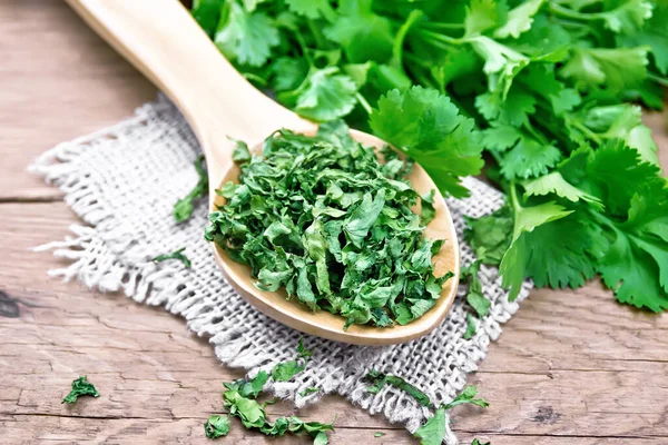 Cilantro Essiccato Cucchiaio Tela Erba Coriandolo Fresco Uno Sfondo Una Foto Stock