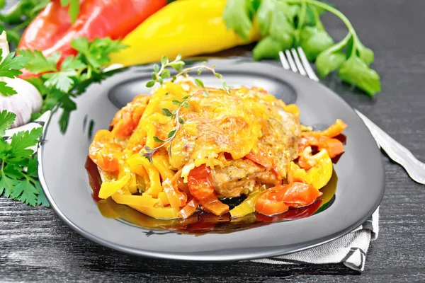 Chicken Stewed Tomatoes Yellow Red Bell Peppers Cheese Plate Towel — Stock Photo, Image