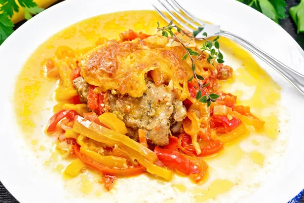 Pollo Guisado Con Tomates Pimientos Amarillos Rojos Queso Plato Blanco — Foto de Stock