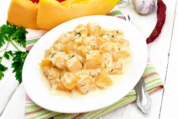 Gebakken Pompoen Met Knoflook Specerijen Kruiden Zure Roomsaus Een Bord — Stockfoto