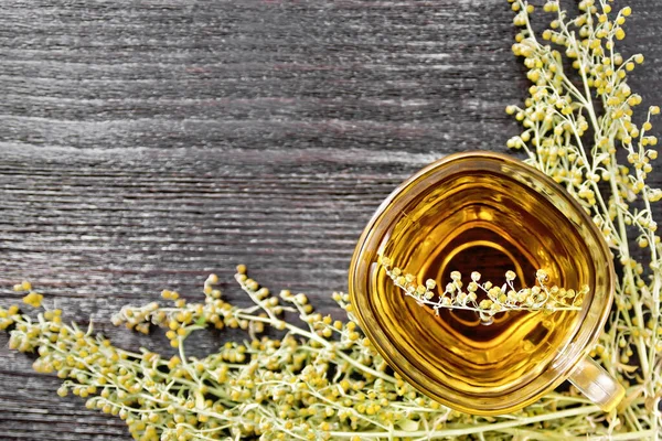 Grauer Wermut Kräutertee Einer Glas Tasse Frische Sagebraublumen Auf Holzbrett — Stockfoto