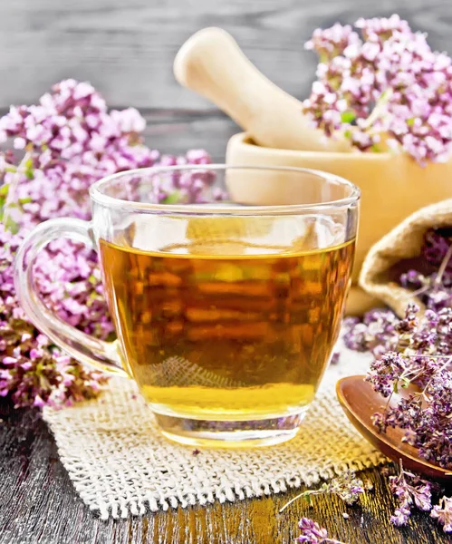 Herbata Ziołowa Oregano Szklanym Kubku Osłonie Świeże Kwiaty Zaprawie Stole — Zdjęcie stockowe