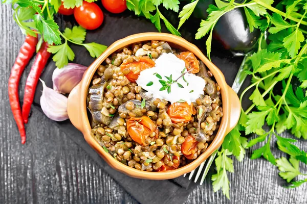 Grüne Linsen Geschmort Mit Auberginen Tomaten Knoblauch Und Gewürzen Sauerrahmsauce — Stockfoto