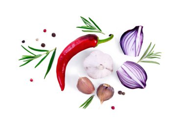 Kırmızı biber kabuğu, mor soğan dilimleri biberiye filizi, sarımsak ve beyaz arka planda izole edilmiş bezelye rengi biber.