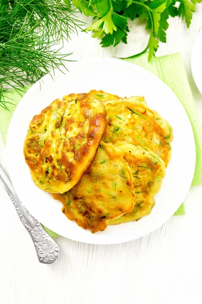 Zucchini Krapfen Dill Und Petersilie Einem Teller Auf Einer Serviette — Stockfoto