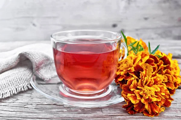 Calendula Tisana Una Tazza Vetro Piattino Fiori Freschi Tela Sfondo — Foto Stock