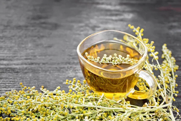 Hierbas Ajenjo Gris Una Taza Vidrio Flores Frescas Sagebrush Sobre —  Fotos de Stock