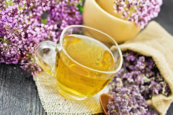 Oregano Kräutertee Einer Glasschale Auf Klettenserviette Frische Blumen Mörser Und — Stockfoto