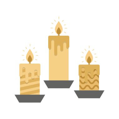 Beyaz zemin üzerinde üç altın yanan mumlar