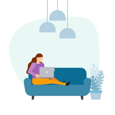 Evde dizüstü bilgisayar kullanan bir kadın.