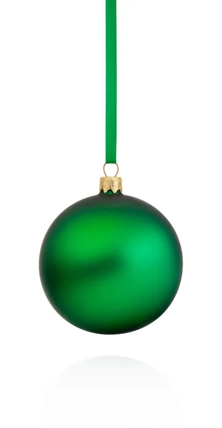 Bauble de Natal verde pendurado na fita Isolado em backg branco — Fotografia de Stock