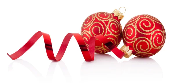 Rote Christbaumkugeln und Lockenwickelpapier isoliert auf w — Stockfoto