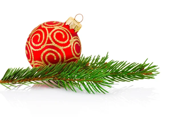 Weihnachtsbaumkugel und Tannenzweig isoliert auf Stockfoto