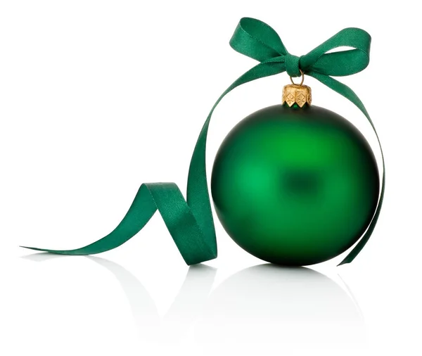 Bauble di Natale verde con fiocco a nastro isolato sul retro bianco — Foto Stock