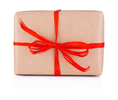 Hediye kraft kağıt bağlı kırmızı örgü Isolated beyaz arka plan üzerinde