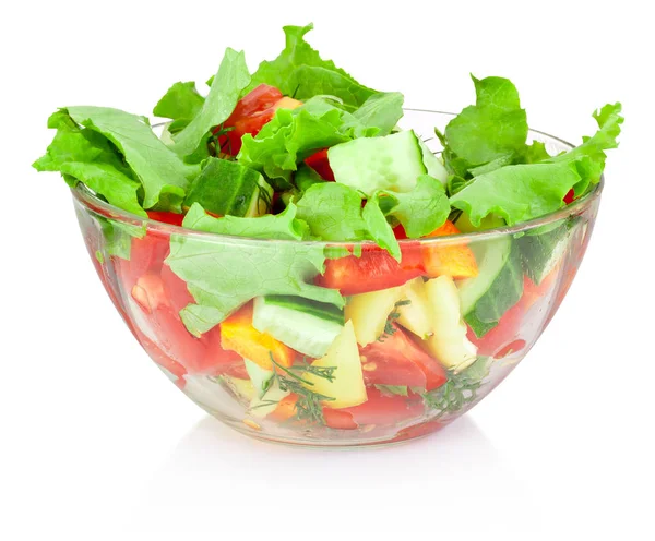 Verse groenten Salade in glazen kom geïsoleerd op witte achtergrond — Stockfoto