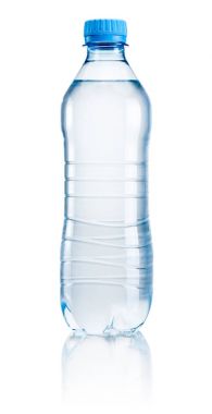 Beyaz arka plan üzerinde izole içme suyu plastik şişe
