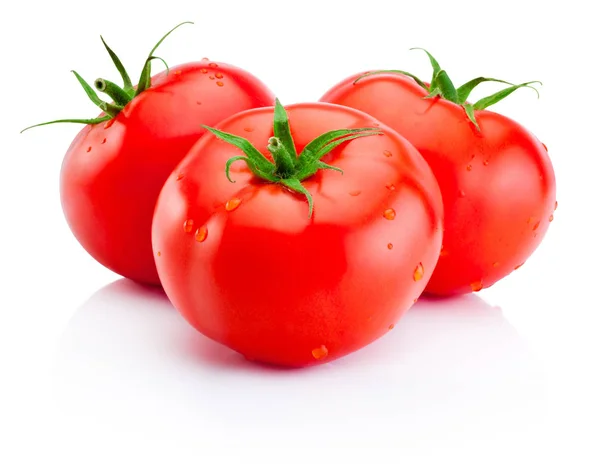 Tres jugosos tomates rojos aislados sobre fondo blanco —  Fotos de Stock