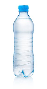Beyaz arka plan üzerinde izole içme suyu plastik şişe