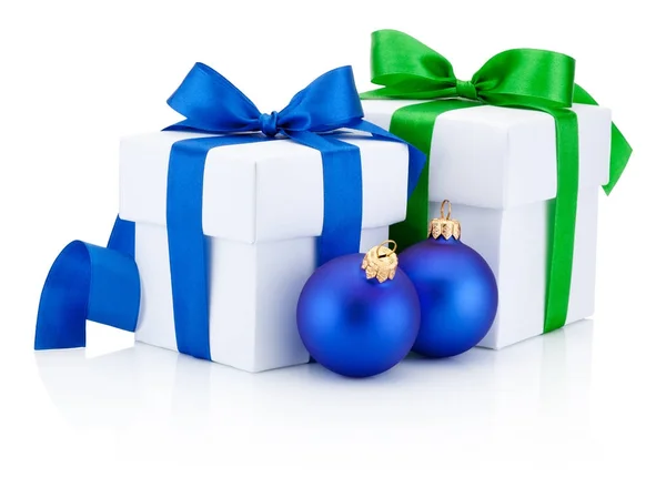 Zwei weiße Geschenkboxen und Christbaumkugeln isoliert auf weißem Bac — Stockfoto
