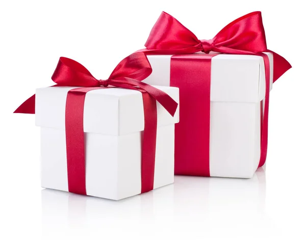 Dos cajas de regalo blancas atadas con lazo de cinta de color burdeos aisladas en blanco — Foto de Stock