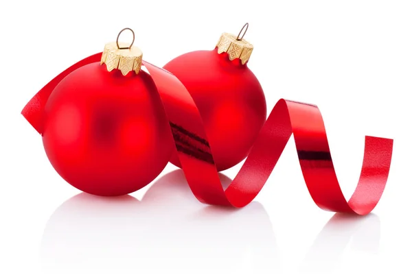 Två röda julgranskulor och curling papper isolerade på vita bac — Stockfoto