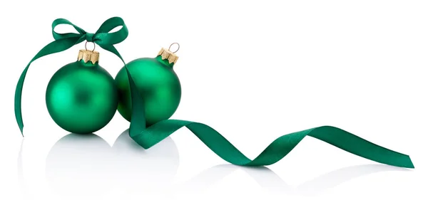 Dvě zelené Vánoční cetka stuhou luk izolované na bílém — Stock fotografie