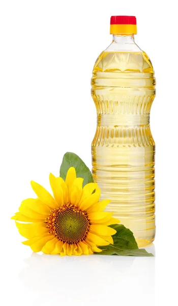Fles van zonnebloemolie met bloem geïsoleerd op witte achtergrond — Stockfoto