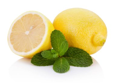 Taze meyve ile beyaz arka plan üzerinde izole yaprak yeşil nane limon