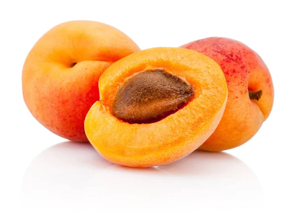 Fruits d'abricot frais coupés isolés sur fond blanc — Photo