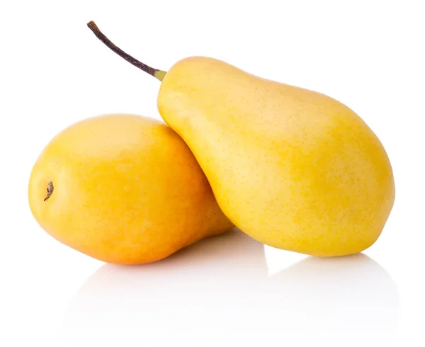 Två mogna gula päron frukter isolerad på vit bakgrund — Stockfoto