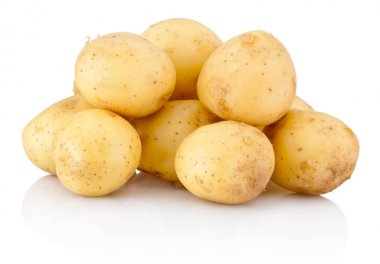 Beyaz arkaplanda izole edilmiş yeni patates