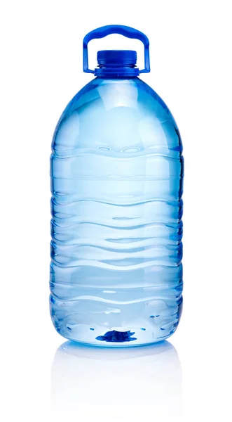 Duże plastikowe butelki wody pitnej na białym tle — Zdjęcie stockowe