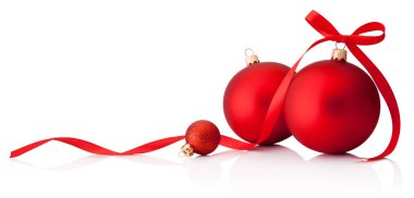 Üç kırmızı Noel mücevheri ve izole edilmiş kurdele yayı.