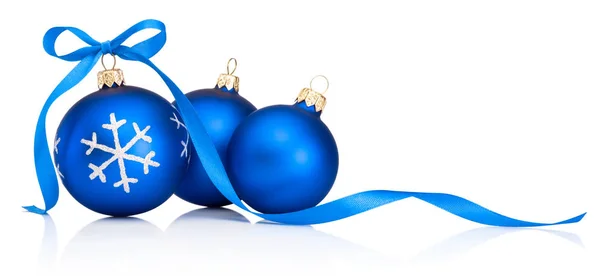 Drie blauwe kerstversiering kerstbal met lint strik geïsoleerd — Stockfoto